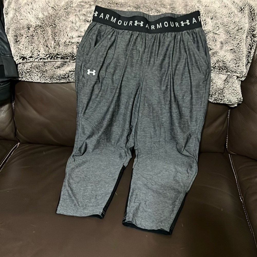 UA women’s capri workout jogger medium